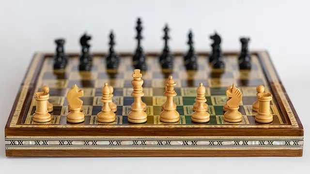 Les 10 Astuces Incontournables pour Progresser aux Échecs